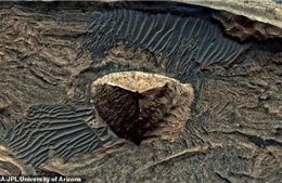 Bí ẩn ‘kim tự tháp ba mặt’ giống ở Ai Cập trên sao Hỏa