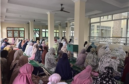 Lễ cầu nguyện đầu tiên của mùa Lebaran tại Indonesia: Lòng nhân ái và sự tha thứ