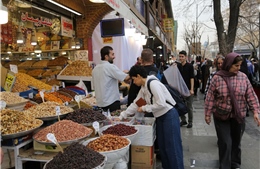 Giá thực phẩm tăng phi mã, người dân Iran chật vật giữa chiến sự