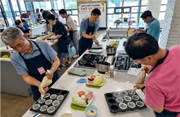 Xu hướng lạ ở Hàn Quốc: Đàn ông tuổi nghỉ hưu rủ nhau vào bếp