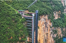 Thang máy 288 m giữa vách núi, rút đường đến trường từ 6 giờ xuống 30 phút