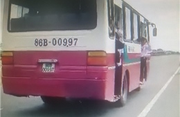 Nguy hiểm xe khách Bình Thuận đưa đón học sinh để các em đu bám cửa xe