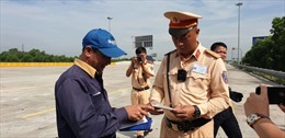 Cảnh sát giao thông tổng kiểm tra 4 loại giấy tờ đối với lái xe