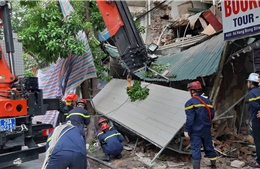 Ngôi nhà trên phố Hàng Bông (Hoàn Kiếm, Hà Nội) bất ngờ đổ sập, chưa xác định được thương vong