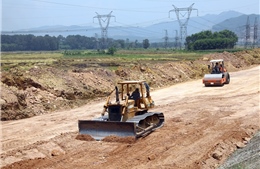 Công trường giao thông sôi động ngay sau Tết