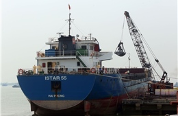 Tăng nặng mức xử phạt vi phạm xếp hàng quá tải tại cảng biển