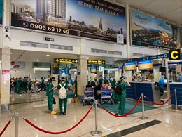 Năm chuyến bay liên tiếp chở 1.000 y, bác sĩ, sinh viên y tế về Hà Nội