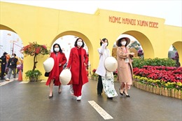 70.000 lượt du khách &#39;check in&#39; đường hoa Home Hanoi Xuan 2022, phố đi bộ Pont Long Biên 