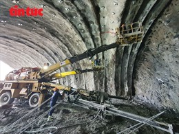 Cận cảnh đào hầm Trường Vinh xuyên núi Mồng Gà trên cao tốc Bắc Nam