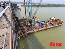 Cận cảnh thi công mới mố trụ cầu Long Biên chống va đập tàu thuyền trên sông Hồng