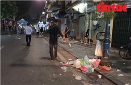 &#39;Thảm họa&#39; rác thải sau những phiên chợ đêm phố cổ Hà Nội