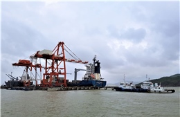 Hàng hóa qua cảng biển tấp nập, báo hiệu sự bứt phá của hàng hải năm 2023