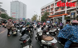 &#39;Nhiễu loạn&#39; giao thông cổng trường Hà Nội trở giờ tan học