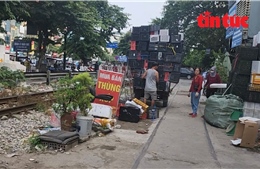 Đường dẫn vào ga Giáp Bát (Hà Nội): Rác thải nhếch nhác, an toàn đường sắt bị vi phạm