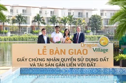 Phú Long trao sổ hồng cho cư dân Dragon Village và Dragon Parc