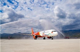 Máy bay mang biểu tượng du lịch TP Hồ Chí Minh đáp xuống Điện Biên
