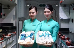 Hành khách nhí thích thú với quà 1/6 độc đáo của Vietnam Airlines