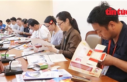 TTXVN giới thiệu các ấn phẩm chào mừng Quốc khánh 2/9 tới các nhà báo quốc tế