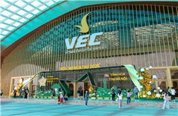 Gian hàng Vietnam Airlines hút khách tham quan tại Hội chợ Mùa thu 2025