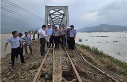 Đường sắt tạm ngừng nhiều đôi tàu SE từ 2-10/12 do hư hỏng sau mưa lũ