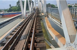 Video vụ sà lan va chạm cầu Ghềnh khiến ngành đường sắt ngừng chạy tàu