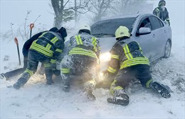Người dân Mỹ, Nga và Ukraine vật lộn trong bão tuyết