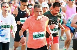 Vận động viên marathon Trung Quốc bị cấm thi 2 năm vì hút thuốc liên tục lúc chạy