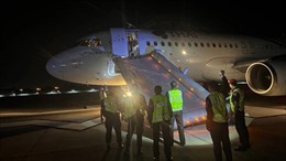 Hành khách mở cửa thoát hiểm khi máy bay sắp cất cánh