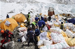 Nepal dọn rác và thi thể ra khỏi Everest