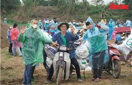 Hàng trăm tình nguyện viên đội mưa dọn rác dưới chân cầu Long Biên