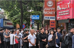 Người dân xếp hàng dài vào viếng Tổng Bí thư Nguyễn Phú Trọng tại Nhà tang lễ quốc gia