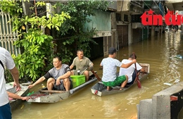 Người dân phường Chương Dương vẫn di chuyển bằng thuyền về nhà