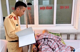 Cảnh sát đường thuỷ Hà Nội phối hợp người dân cứu thanh niên đuối nước trên sông Đuống