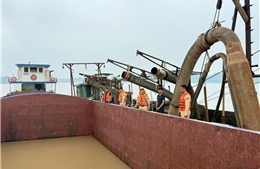 Bắt giữ 2 phương tiện khai thác cát trái phép trên sông Hồng
