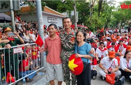 Giây phút xúc động của anh lính gặp lại người thân trong buổi tổng hợp luyện diễu binh, diễu hành