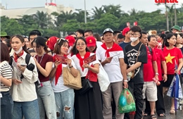 Biển người háo hức sẵn sàng &#39;cháy hết mình&#39; tại Concert Quốc gia 