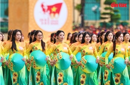 Hai thế hệ, một nhịp bước: Khoảnh khắc đẹp trên Quảng trường Ba Đình