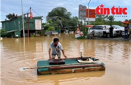 Người dân ven sông Hồng chật vật mùa mưa bão