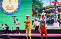 Nghệ thuật xiếc khuấy động không gian Hội chợ Mùa Thu 2025