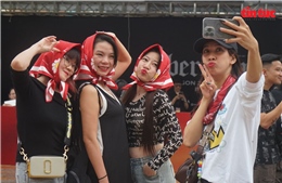  G-Dragon đêm 2: Fan xếp hàng trong mưa, không khí bùng nổ trước giờ G