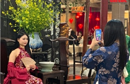 Đậm sắc màu Tết Việt trong từng góc phố cổ