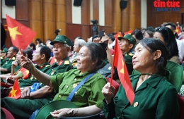 'Trên chiếc xe lăn’: Thước phim bất tử về nghị lực và khát vọng hòa bình 