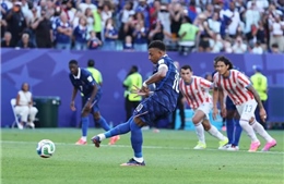 Dembele ghi điểm với hành động bảo vệ đồng đội trước 'đòn tâm lý' của Paraguay