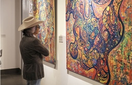 Cha con họa sĩ Đào Anh Khánh, Đào Anh Thơ tạo dấu ấn với triển lãm ‘Dòng chảy đột biến’