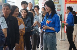 Tình nguyện viên trẻ góp sức cho ngày hội của toàn dân