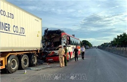 Vụ xe khách đâm vào xe container ở Nghệ An: Các nạn nhân bị thương đã chuyển ra Hà Nội điều trị 
