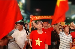 Cổ động viên TP Hồ Chí Minh đổ dồn về phố đi bộ xem trận đấu giữa Việt Nam và UAE 