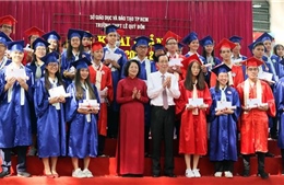Phó Chủ tịch nước Đặng Thị Ngọc Thịnh dự khai giảng tại Trường Trung học phổ thông Lê Quý Đôn