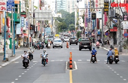 TP Hồ Chí Minh: Người dân &#39;vùng xanh&#39; ra đường tăng nhưng không nhiều