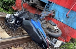 Xe máy va chạm với tàu hỏa khiến 2 người tử vong tại chỗ